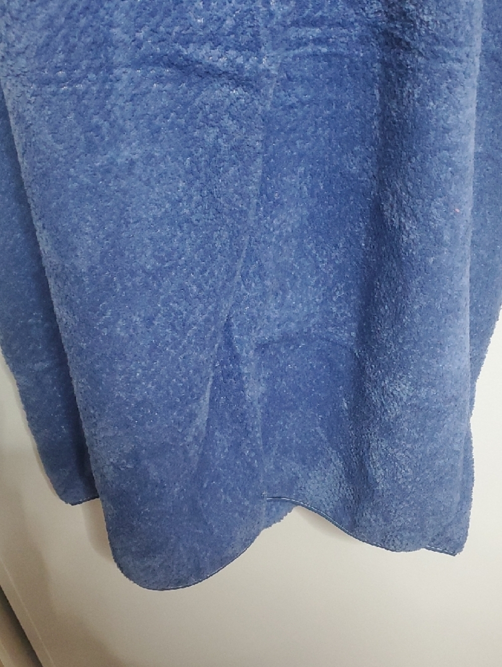 Blue Plush Wearable Towel with Daisy Pocket - Picture 8 of 9
